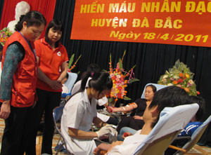 Cán bộ, nhân dân huyện Đà Bắc tình nguyện hiến máu tại lễ phát động.